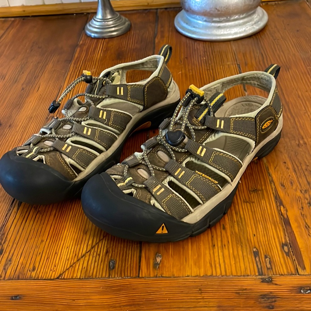 MEN'S SIZE 9 KEEN FOOTWEAR WATER SANDAL'S SHOES WATERPROOF